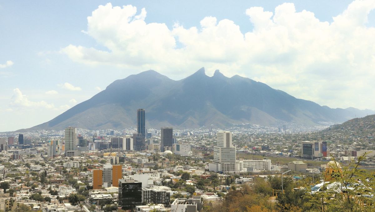 Se contempla destinar recursos para atender la contaminación en diversas urbes, como la metrópoli de Monterrey | Roberto Alanís