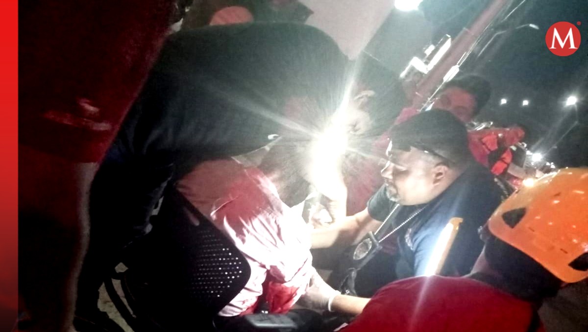 El adulto mayorresultó con fractura expuesta en uno de sus brazos, además de abundante sangrado.