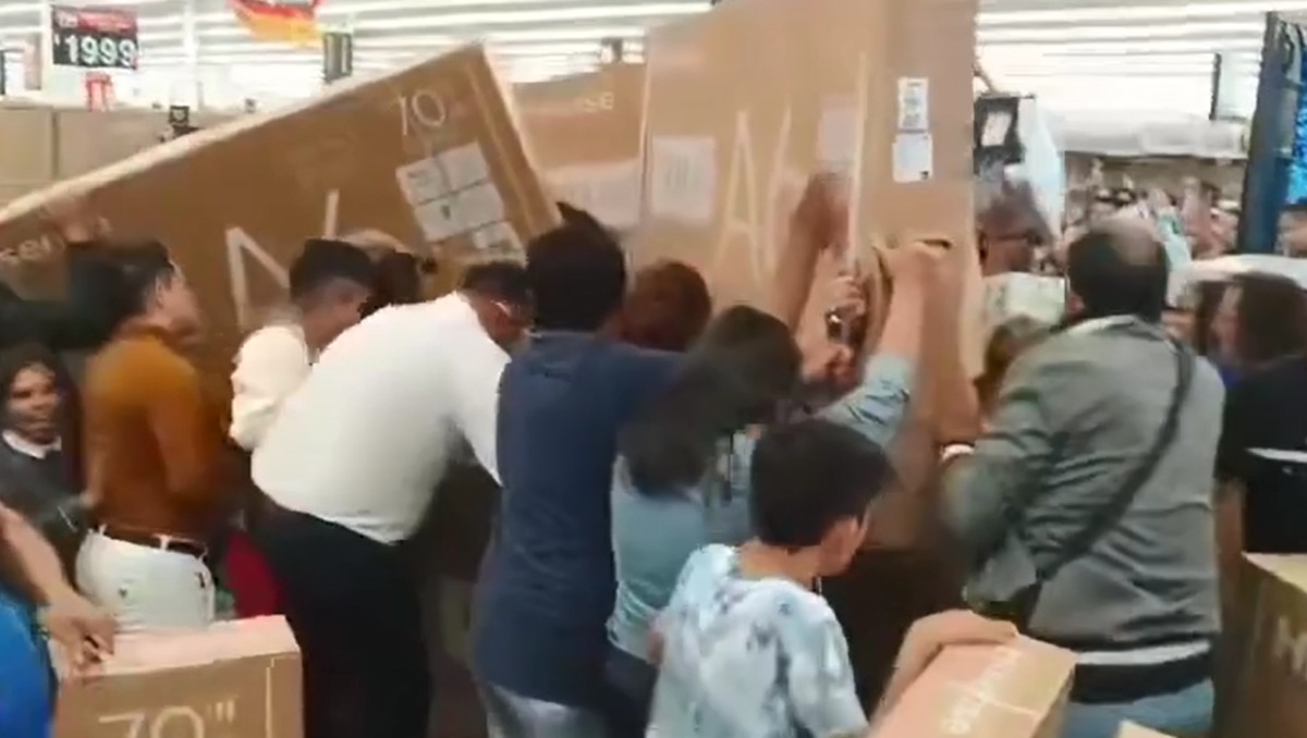 Clientes en Walmart Pachuca se empujan por pantallas en oferta durante el Buen Fin 2024