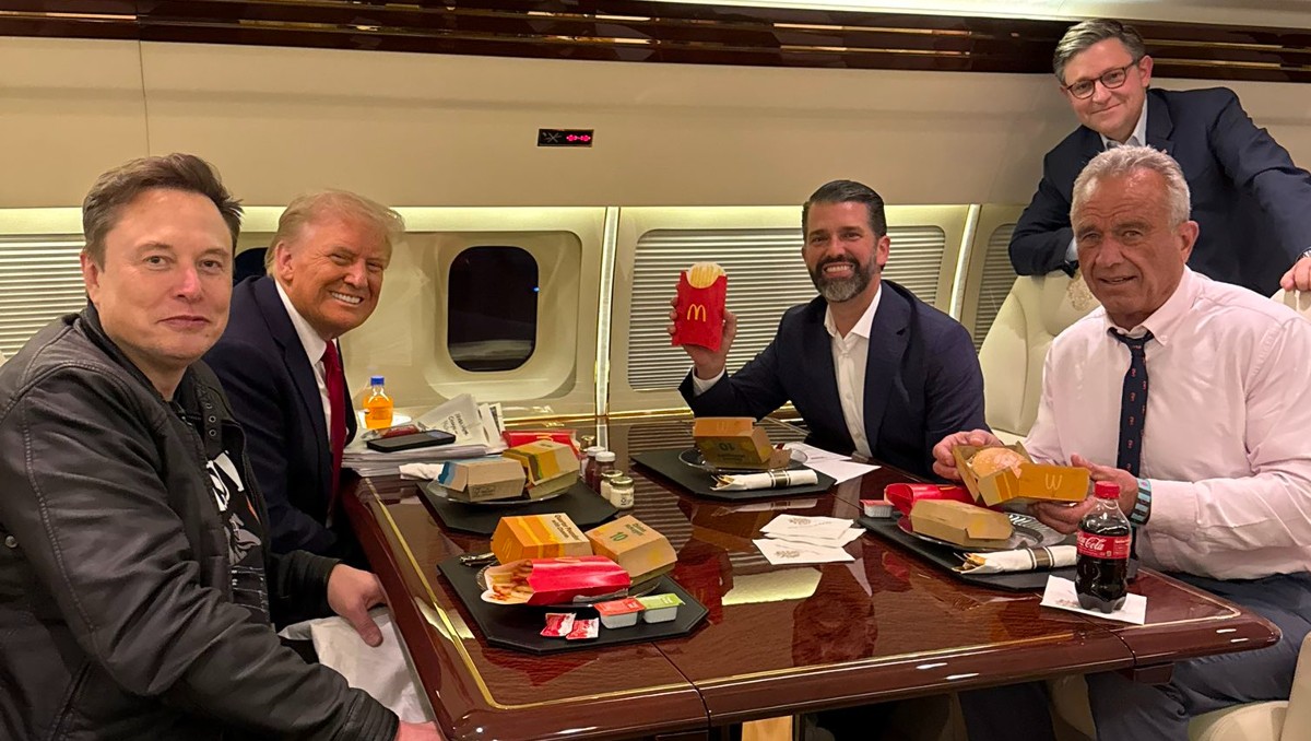 Elon Musk, Donald Trump y RFK Jr. comiendo McDonald's en el avión. | Donald Trump Jr