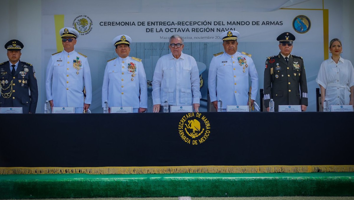 El gobernador Rubén Rocha Moya durante la ceremonia de cambio de mando en la Octava Región Naval. | Especial