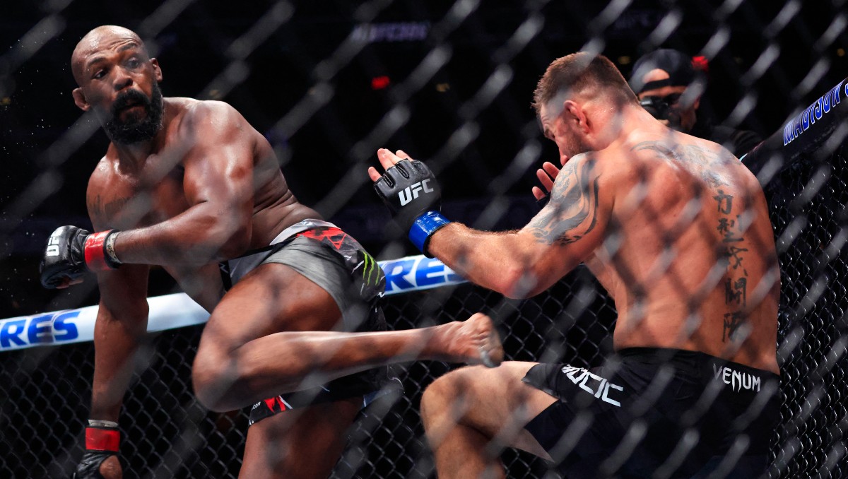 Jon Jones vence y envía al retiro a Stipe Miocic en UFC 309 (AFP)