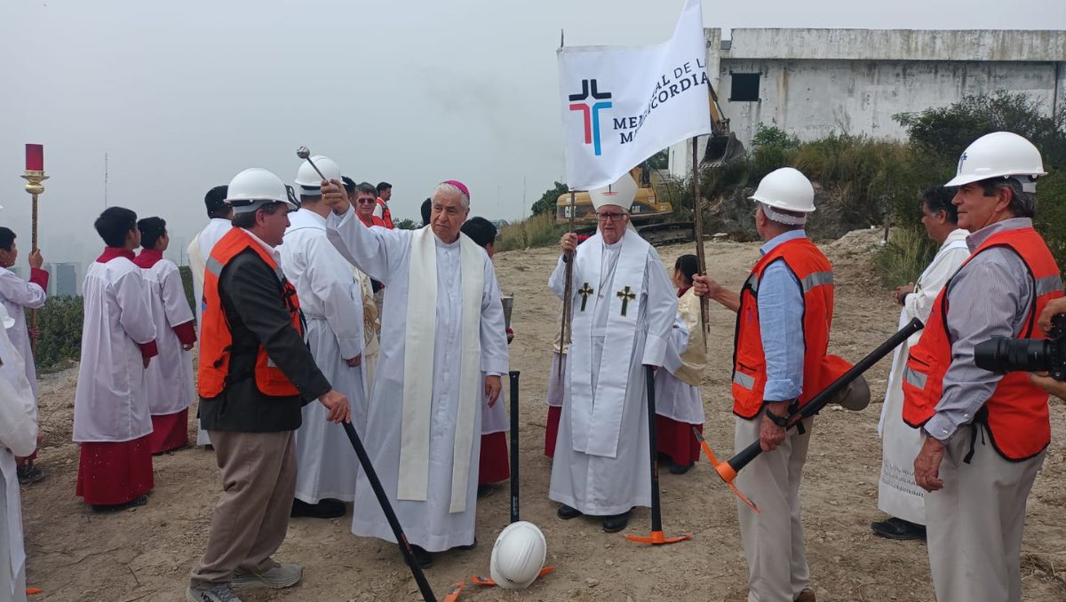 El arzobispo de Monterrey bendijo con agua bendita a los presentes y al lugar de la construcción | Israel Santacruz