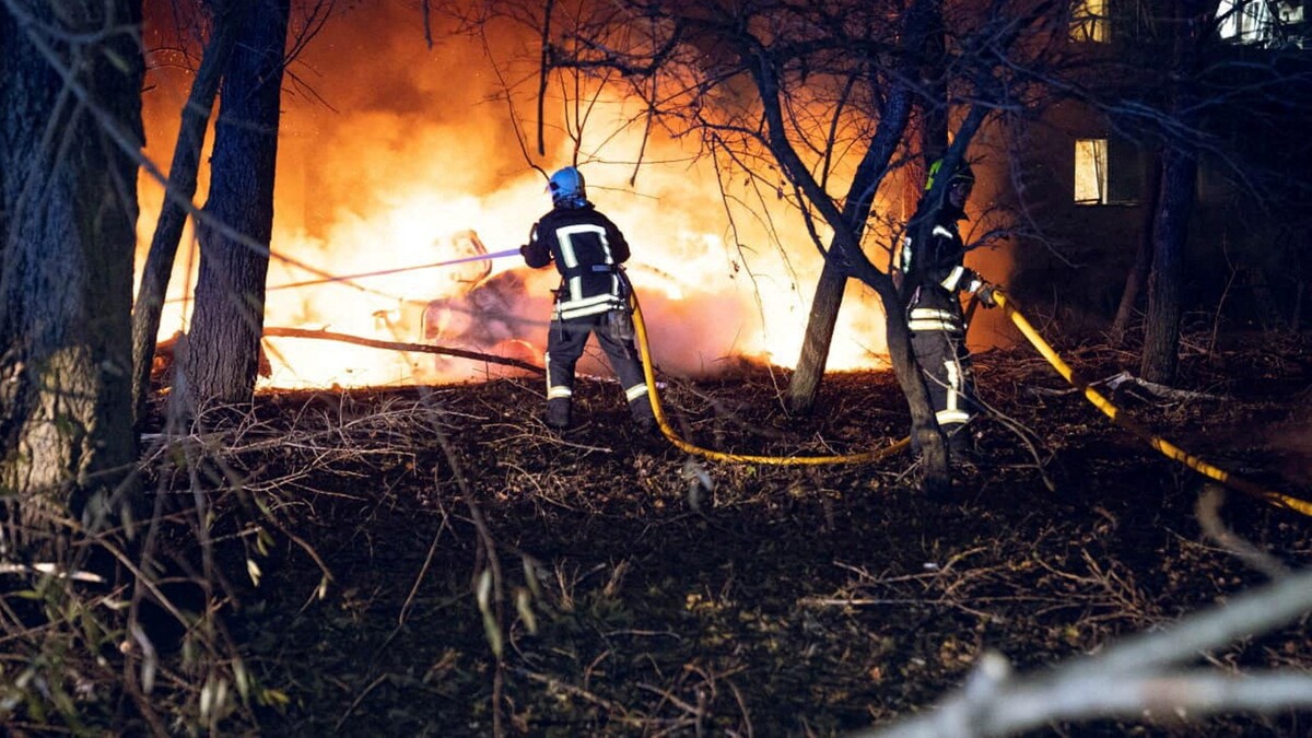 Bomberos en la zona residencial alcanzada por los misiles rusos en Sumy, Ucrania | REUTERS