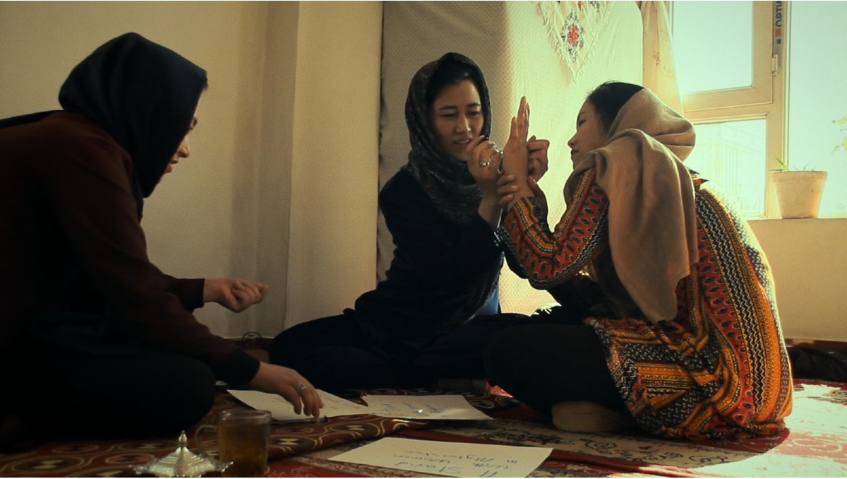 Bread & Roses, documental de Jennifer Lawrence, Malala Yousafzai y Sahra Mani | Especial