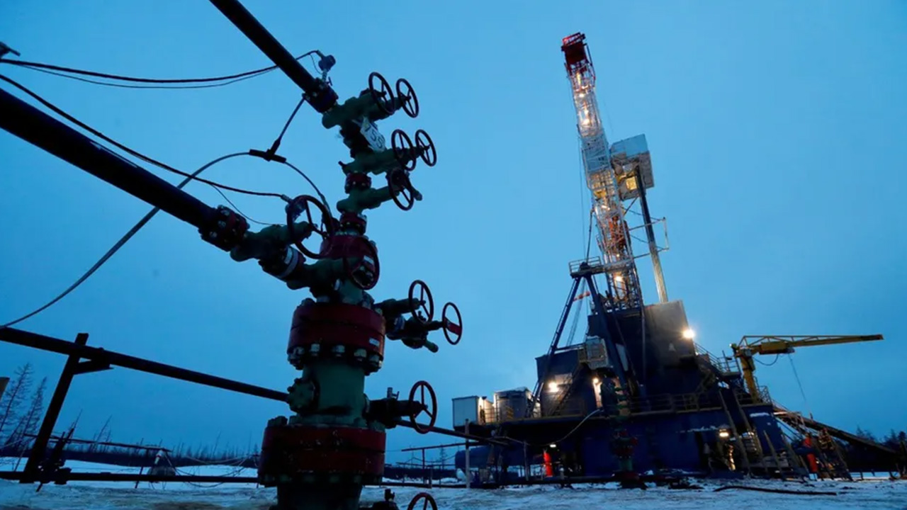 Precios del petróleo suben tras intensificación del conflicto entre Rusia y Ucrania
