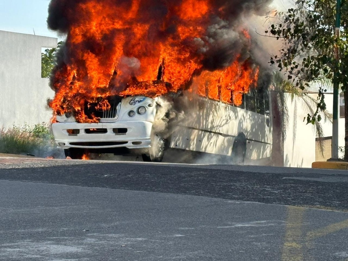 El conductor del autobús fue atendido por paramédicos por crisis nerviosa. | Especial