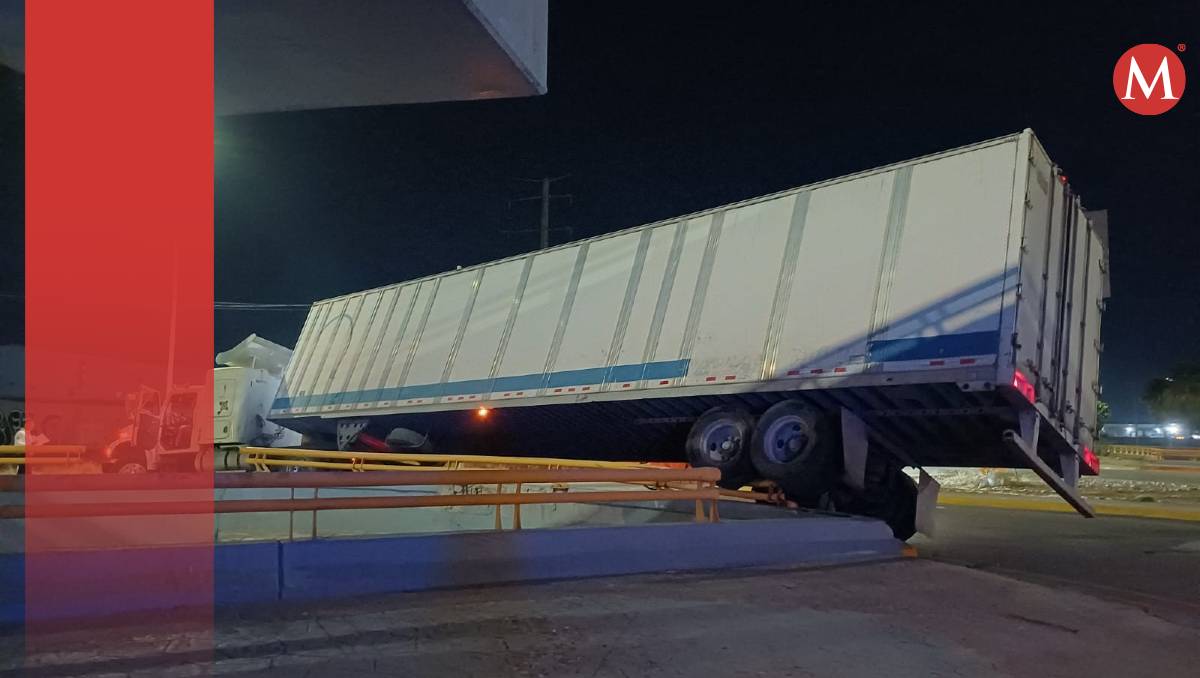 El tráiler quedó a nada de volcar. l Especial