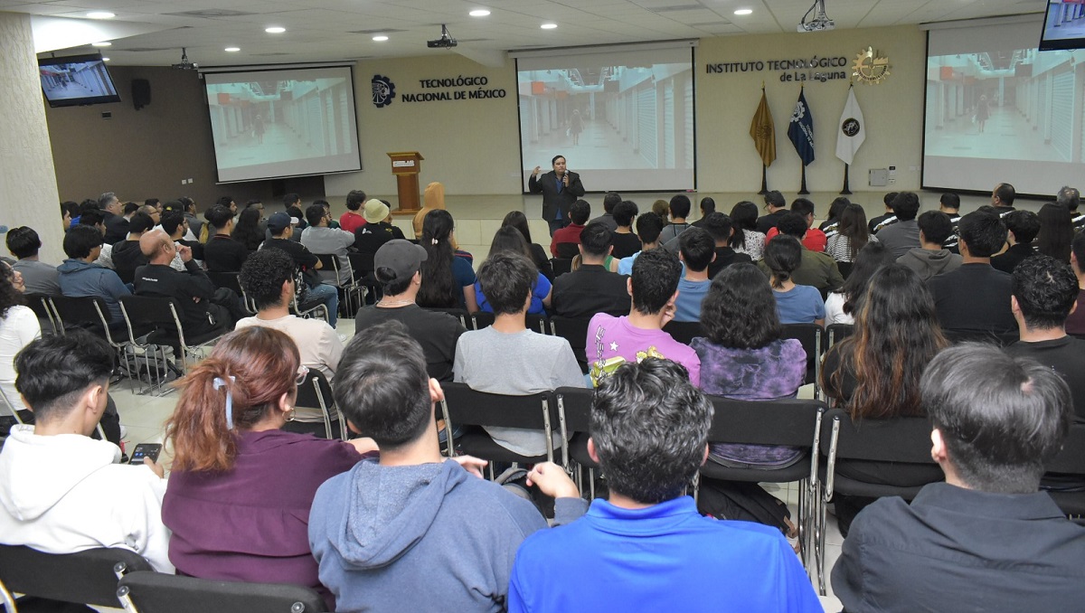 A los estudiantes de Maestría en Sistemas Computacionales se les enseña un código para programar IA a partir del lenguaje Python. (cortesía)
