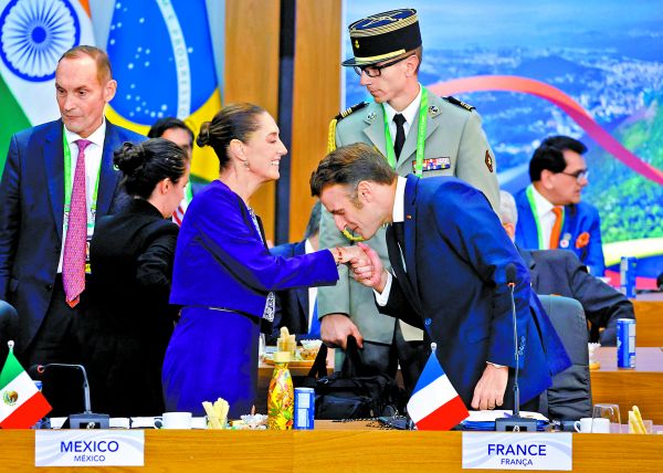 Con su homólogo de Francia, Emmanuel Macron, acordó cooperar en materia de agua, salud, infraestructura e igualdad de género. ESPECIAL