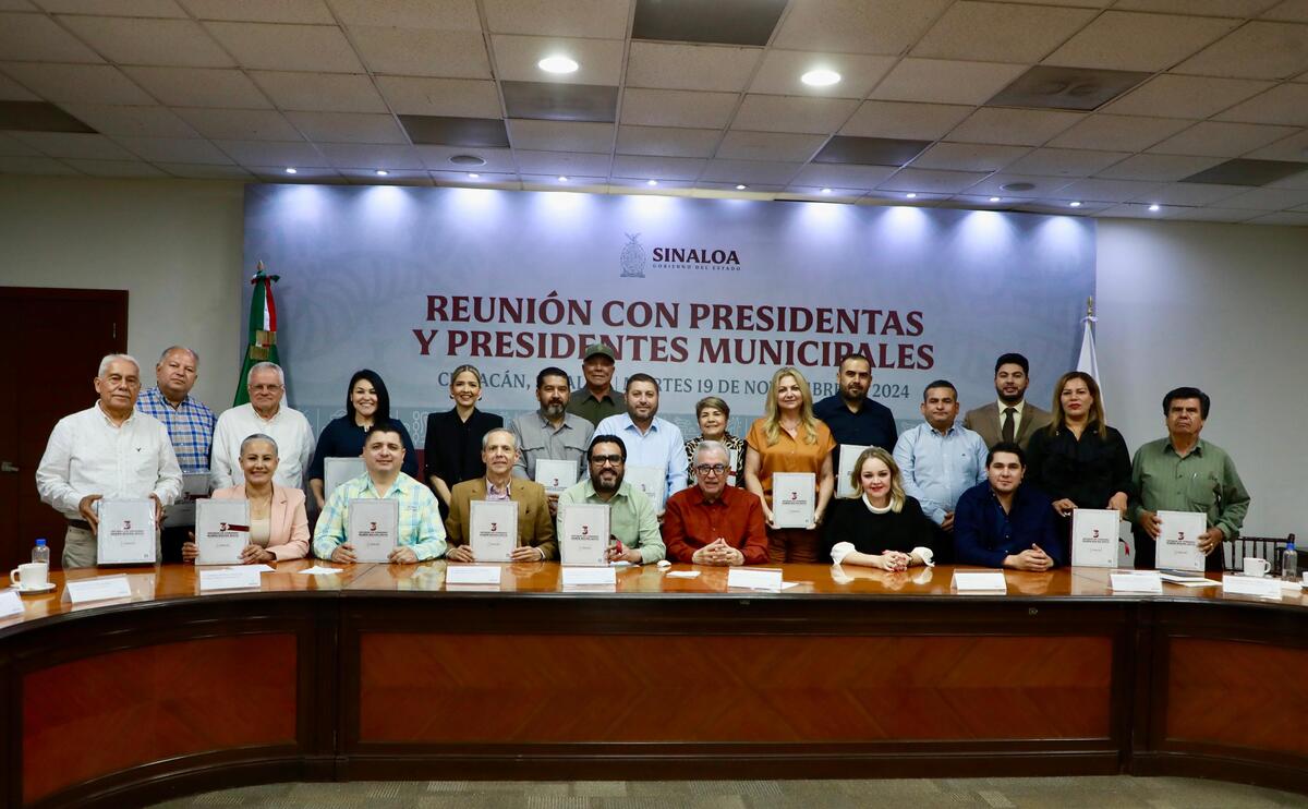 Rocha Moya en primer encuentro con los nuevos presidentes municipales. | Especial