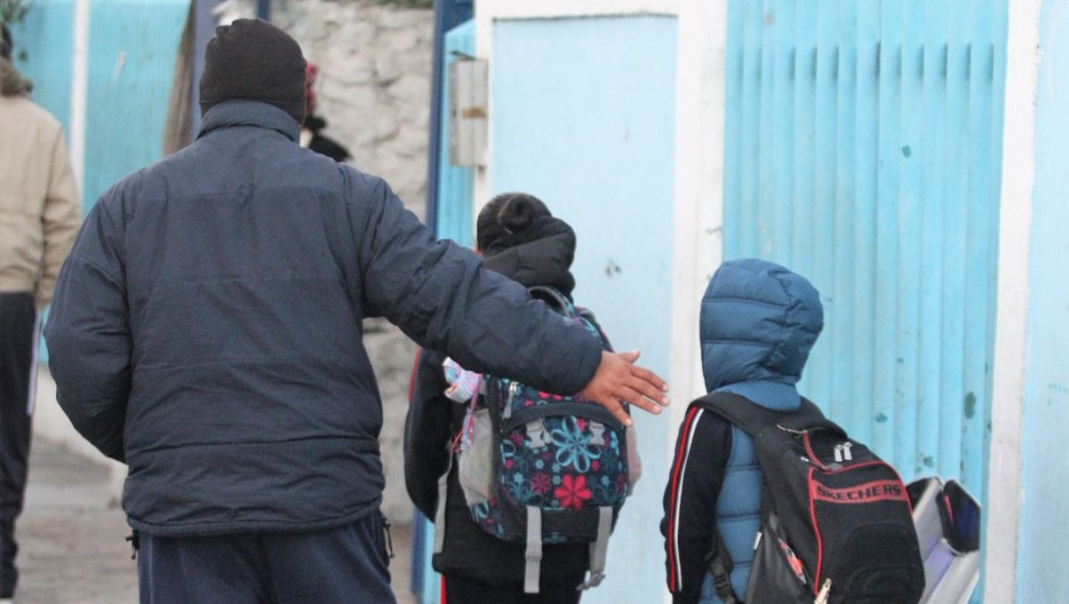 La Secretaría de Educación informó que la medida obedece a que amanece tarde y oscurece más temprano. Jorge López
