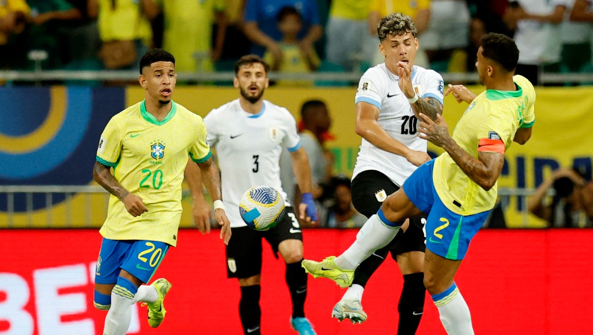 Uruguay se afianza en el segundo lugar de las Eliminatorias de Conmebol tras empate con Brasil (Reuters)