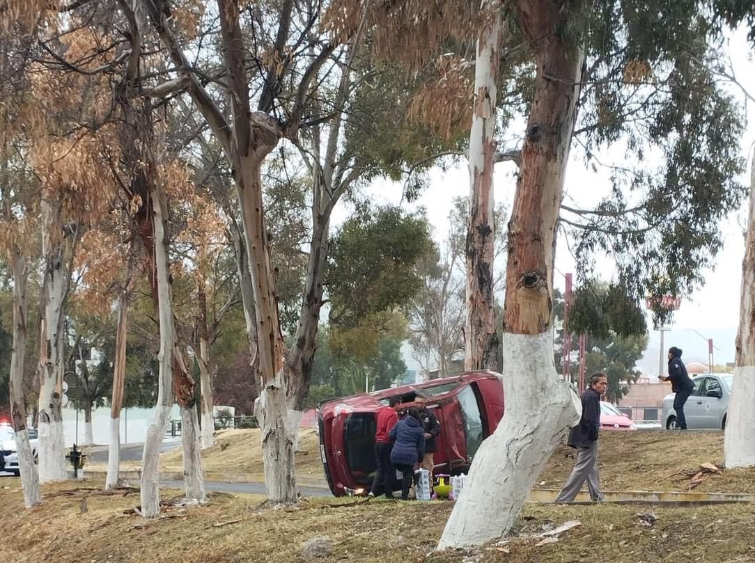 Automóvil volcó sobre el bulevar Río de las Avenidas en Pachuca