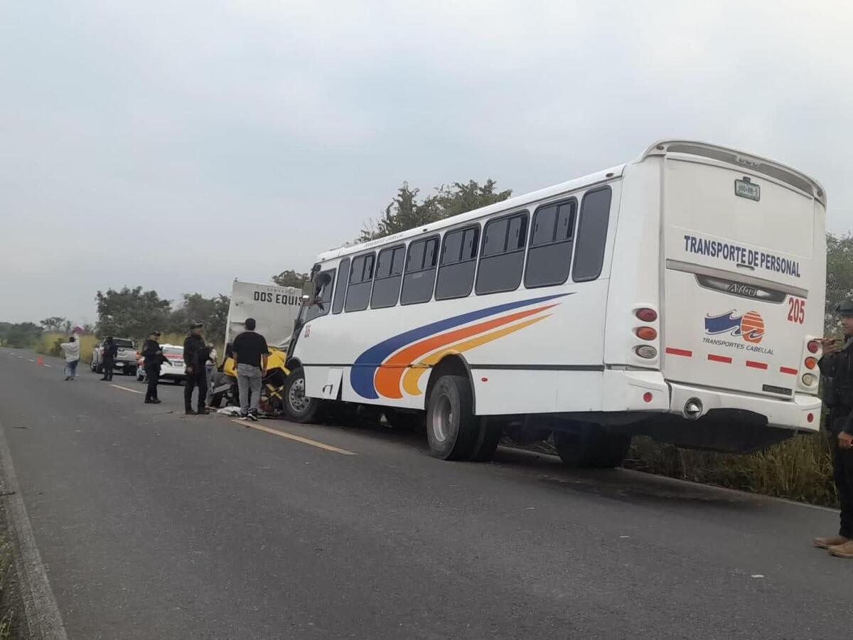 El choque entre el autobús de pasajeros y el camión ocurrió en la carretera federal 180 Costera del Golfo. | Especial