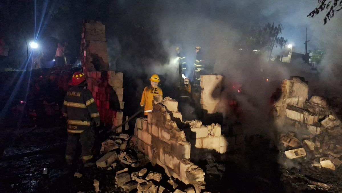 Cuerpos de rescate acudieron a combatir el siniestro. Leyda Estrada