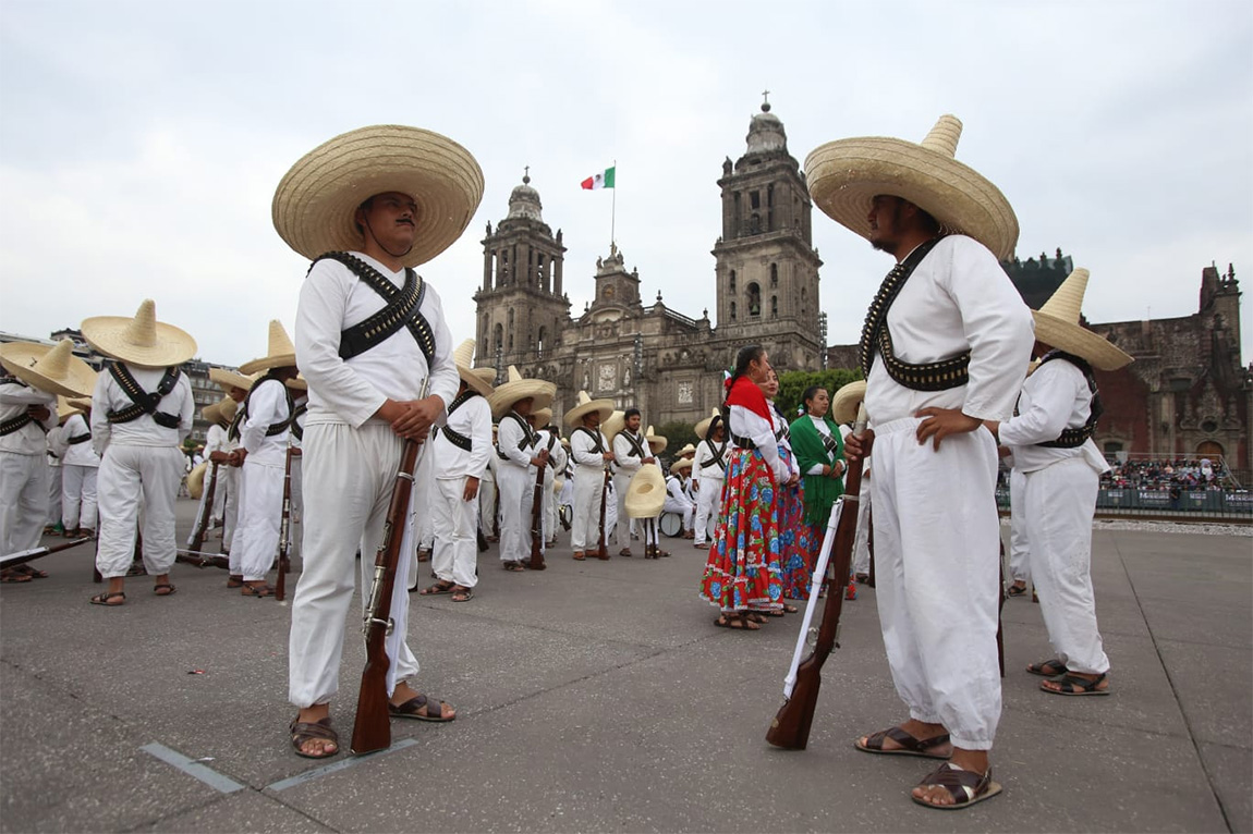 La Federación Mexicana de Charrería forma parte del cortejo que acompañó a los militares. Ariana Pérez.