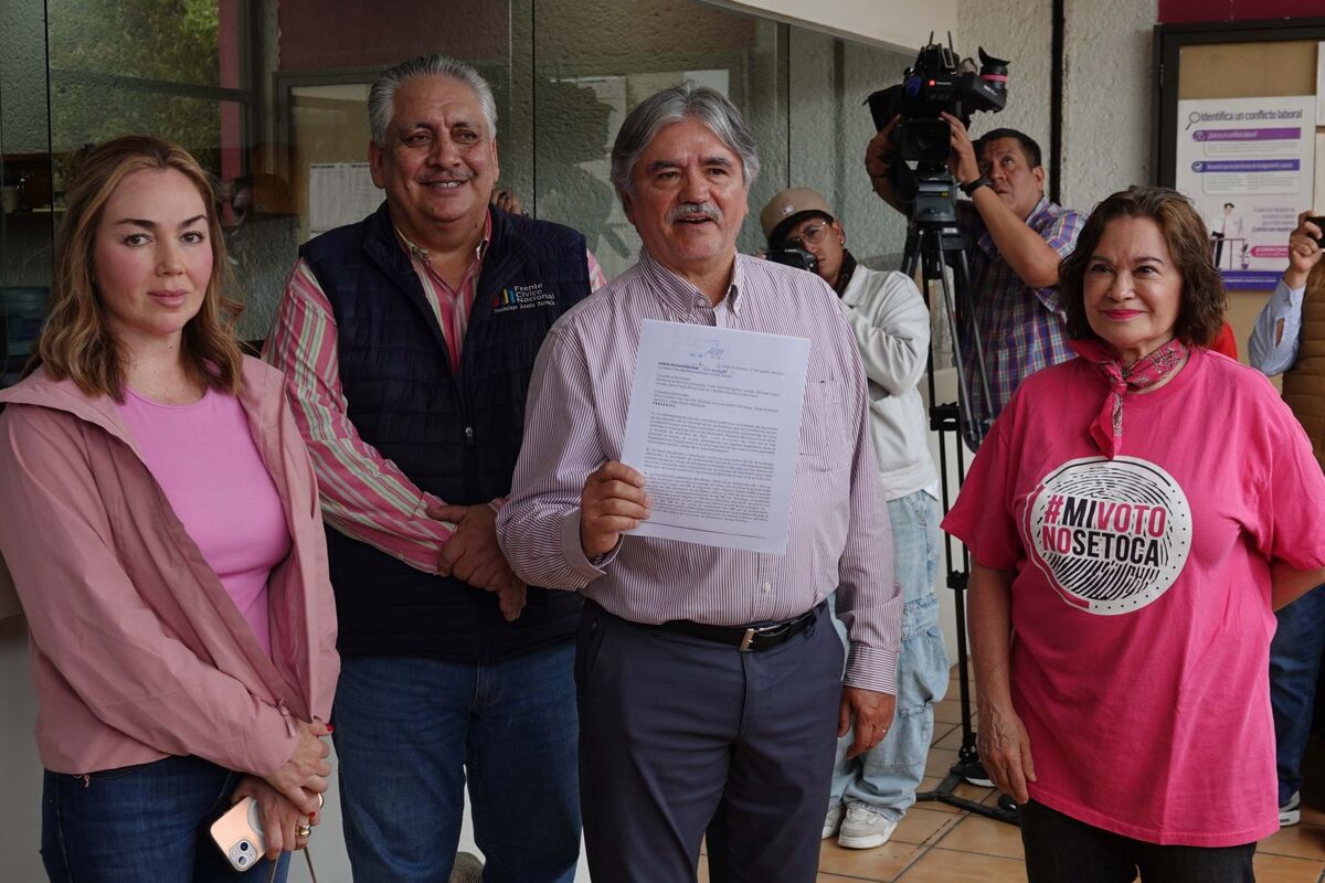 Integrantes del Frente Cívico Nacional en el INE. | Cuartoscuro
