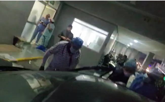 Los médicos salieron una vez que el bebé había nacido en el auto. (Especial)