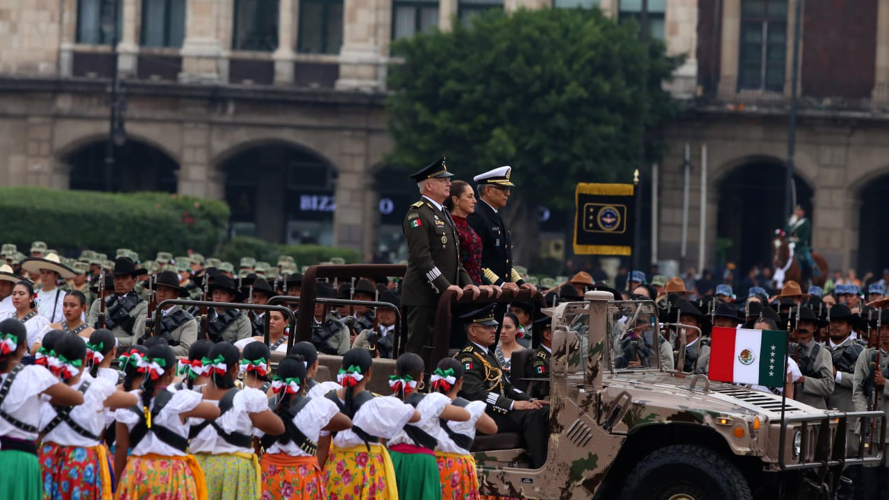 Sheinbaum iza bandera y pasa revista por el 114 aniversario de la Revolución Mexicana