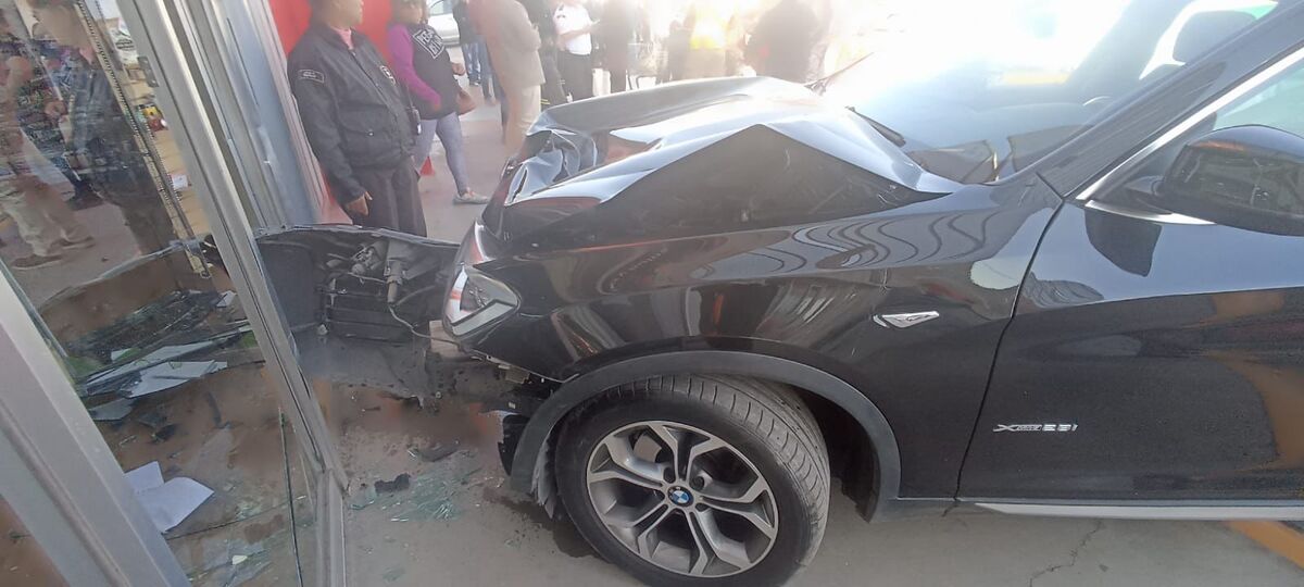 Camioneta BMW impacta contra negocio. | Especial
