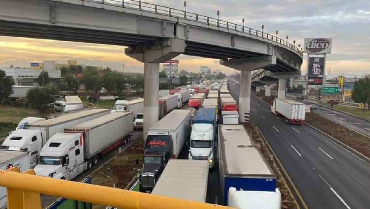 El cierre en la autopista México-Querétaro afecta a varias de las principales vialidades de Edomex. Foto: (Especial)