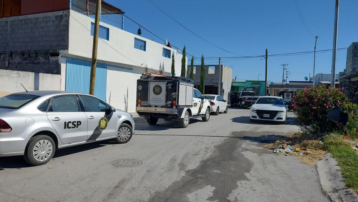 El cuerpo fue hallado boca arriba, junto a una jardinera. Agustín Martínez