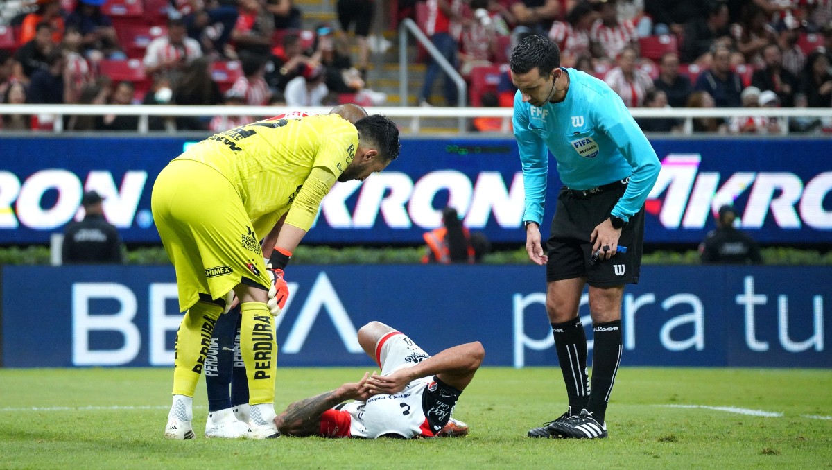Edgar Zaldívar sufre lesión en Chivas contra Atlas de Play In (Imago7)