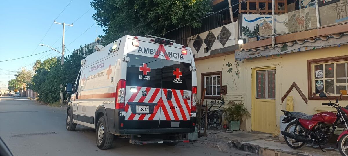 Paramédicos de Cruz Roja llegaron a atender a la mujer y a su bebé. | Especial