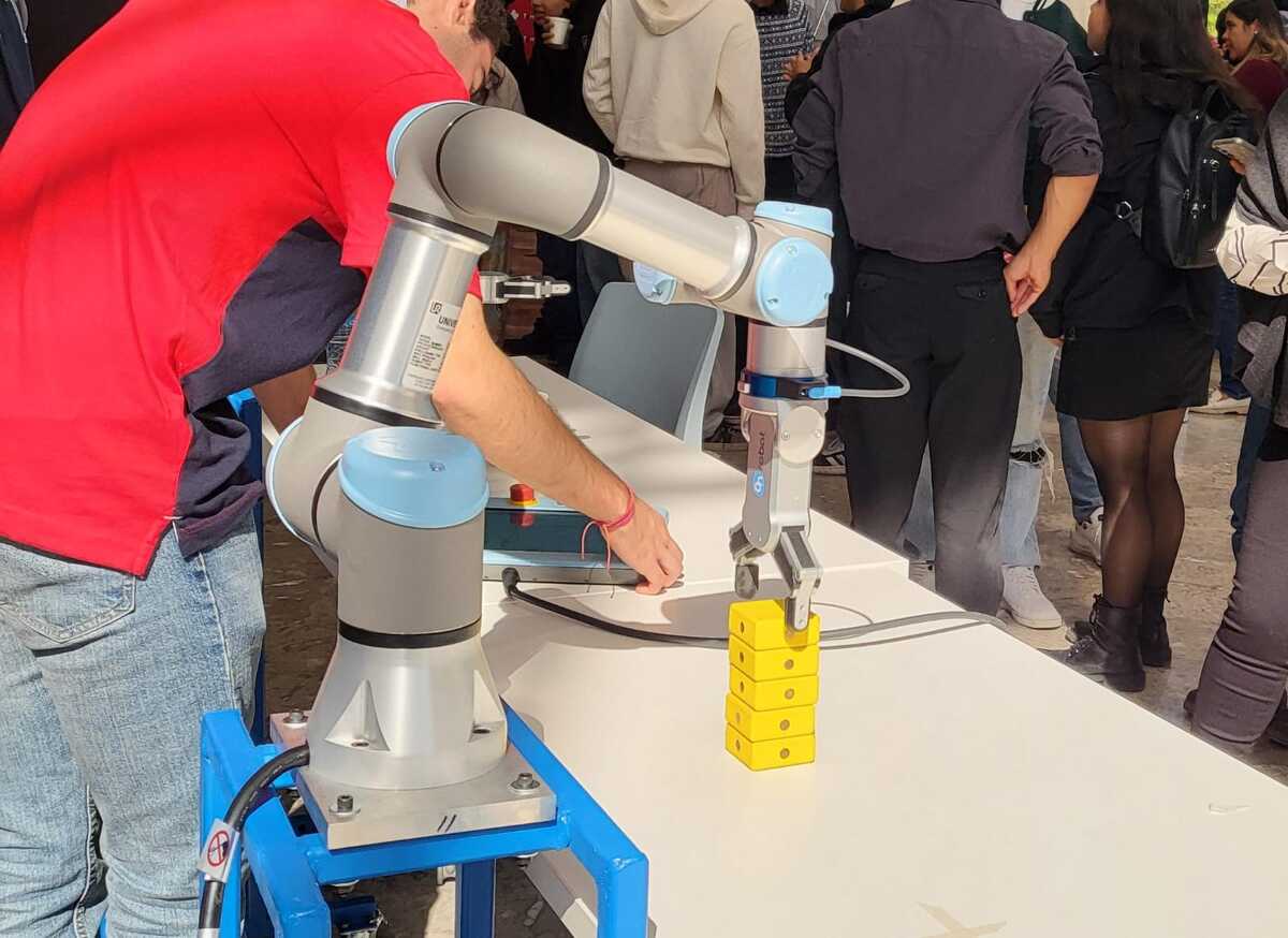 Robots colaborativos en el Symposium de Inteligencia Artificial (Antonio Ramírez)