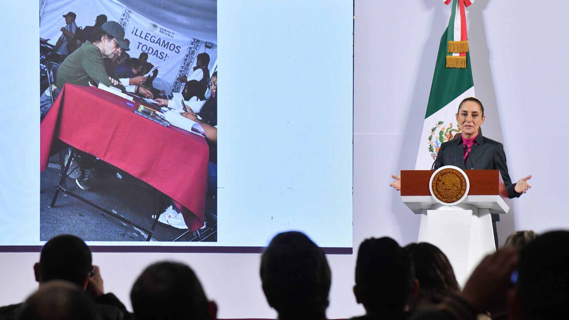 Sheinbaum exhibe a Quadri de inscribirse para recibir la Pensión de Adultos Mayores
