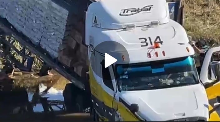 El tráiler se brincó la valla metálica y cayó a la cuneta, bloqueando el paso hacia la caseta con dirección al sur de la entidad. | Especial