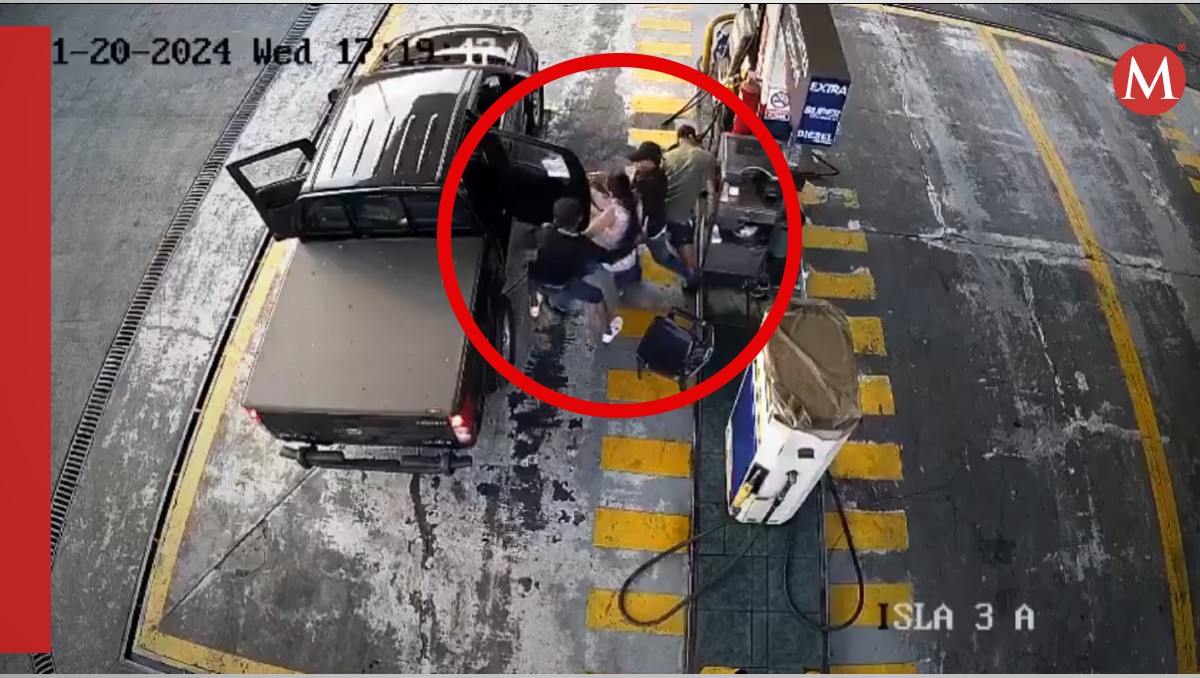 La mujer fue subida a una camioneta mientras esperaba en una gasolinería con su hijo | Captura