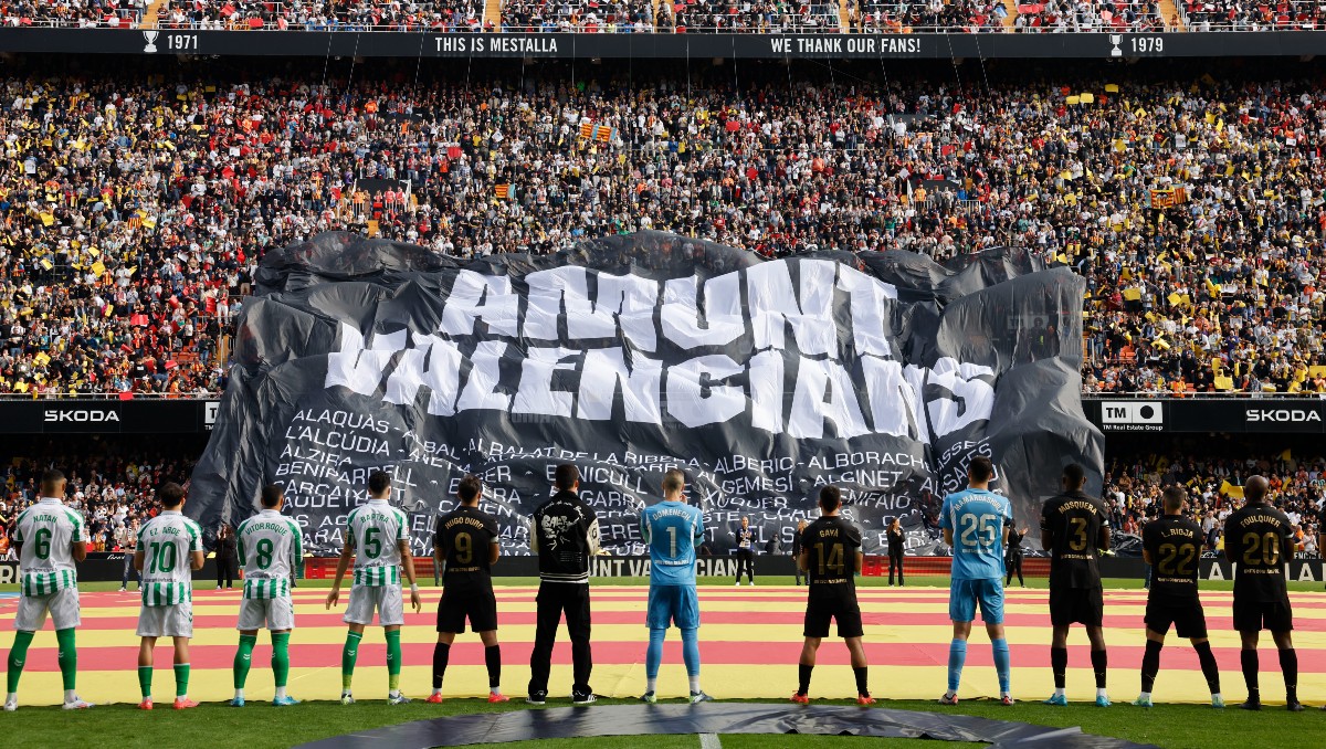 Valencia homenajea a las víctimas de la DANA en su regreso a Mestalla (EFE)