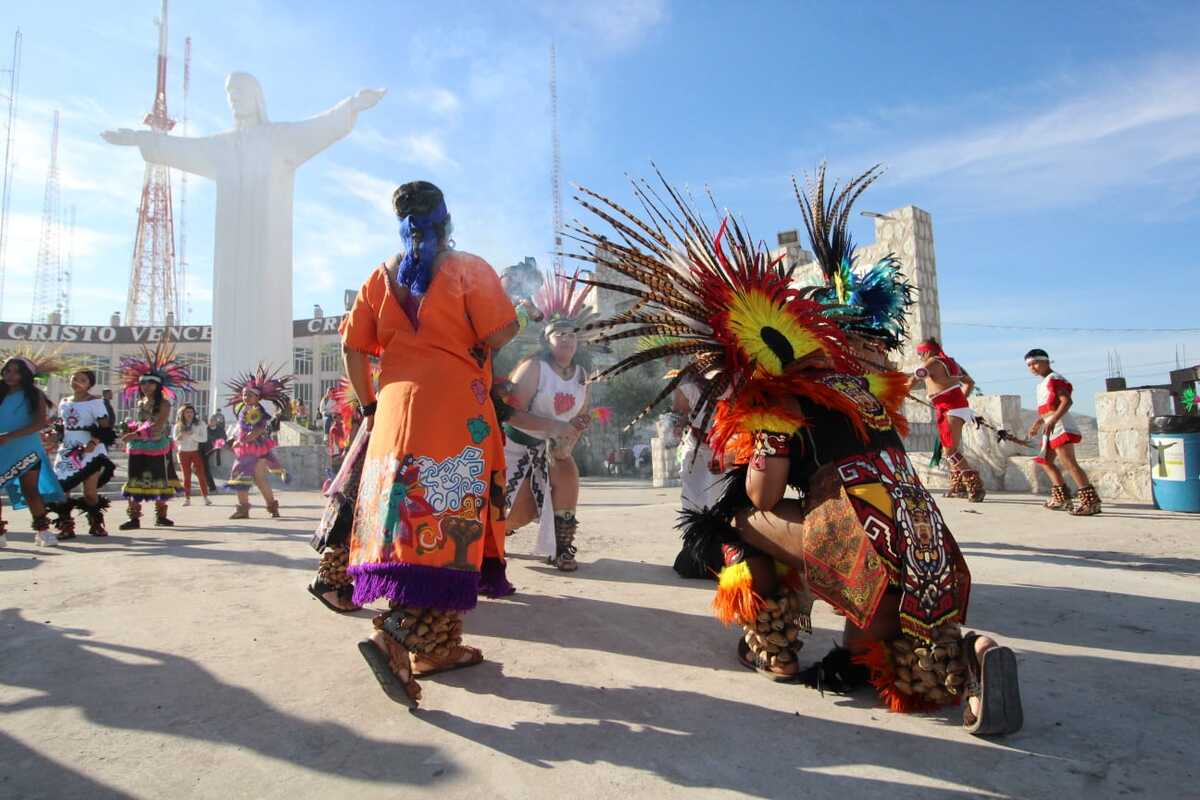 Danzantes de la matlachín, pluma y azteca, fueron los participantes. | Verónica Rivera