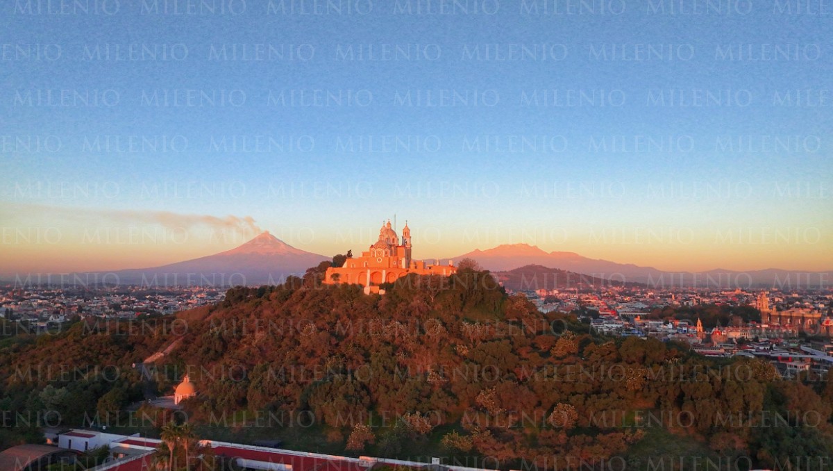 Vista del Popocatépetl, con ligera actividad y el Ixtacihuatl, coronados por el templo de Nuestra Señora de los Remedios | Andrés Lobato