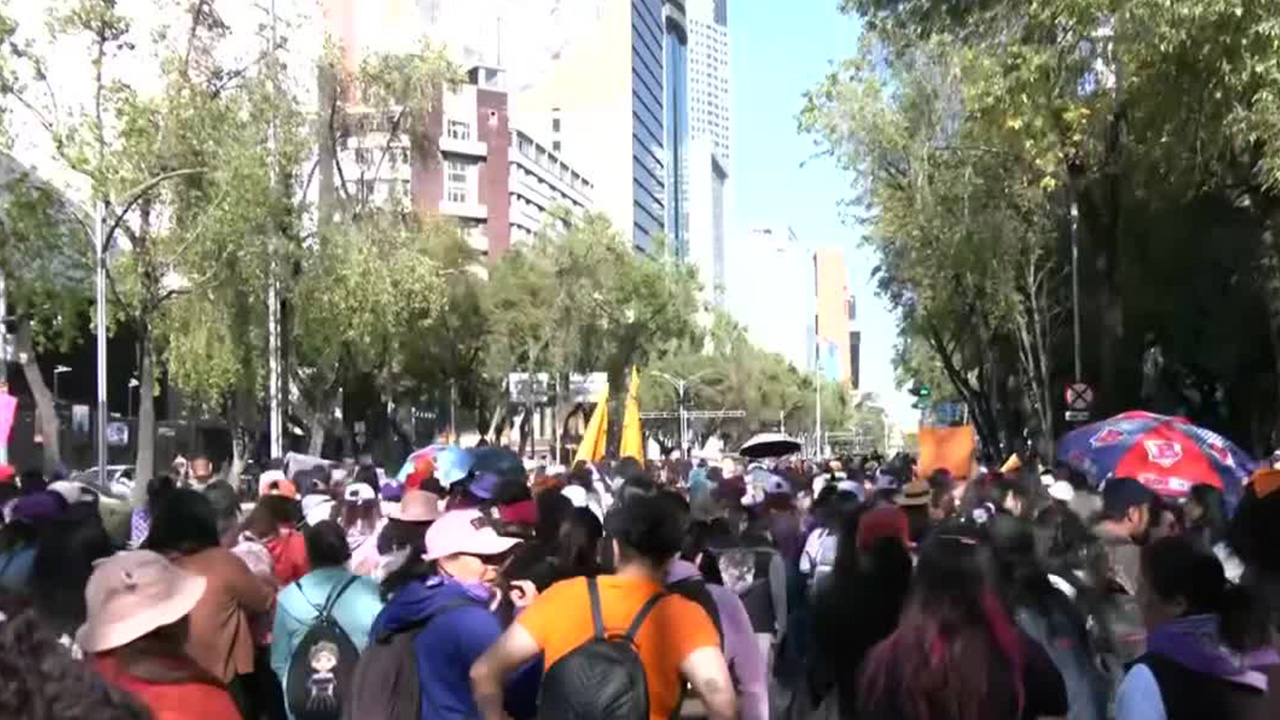 Primeros contingentes llegan a Paseo de la Reforma a la marcha en conmemoración por el 25N