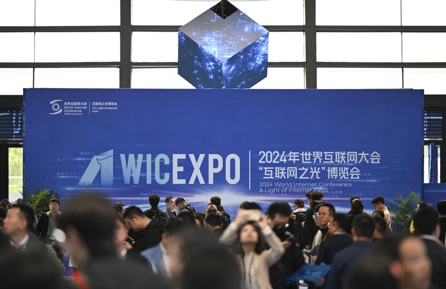 Un grupo de personas visita la Expo Luz de la Internet en Wuzhen, provincia de Zhejiang, en el este de China.  (Xinhua/Cai Xiangxin)