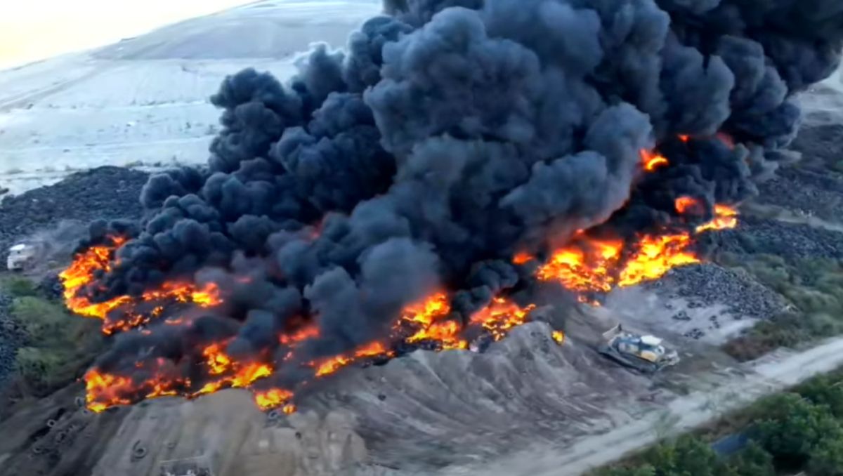 Incendio en SIMEPRODE ubicado en carretera Colombia y Nuevo Laredo / Drone Telediario
