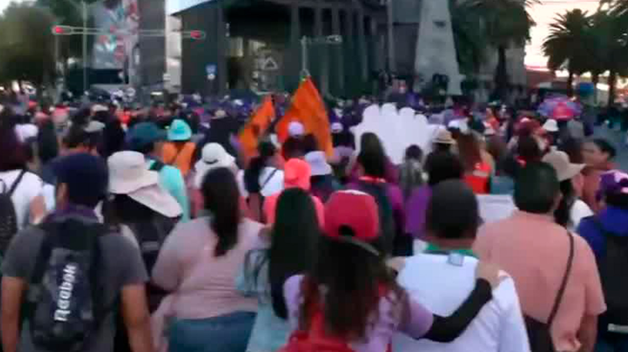 Contingentes salen a marchar por el 25N en la Ciudad de México
