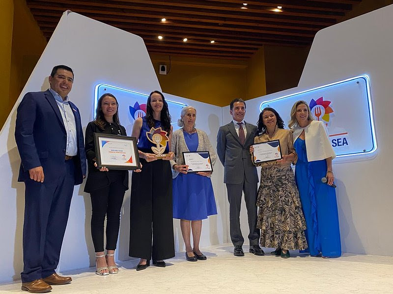 La Dra. María Delgado Defagó, ganadora del Premio Alsea, junto a Alberto Torrado y otros miembros del comité. Foto: Especial