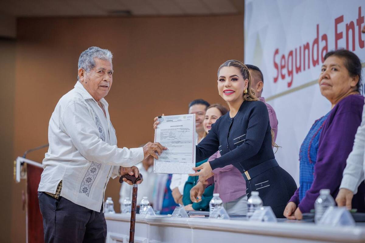 Gobernadora de Guerrero entregó títulos de propiedad en 14 municipios (foto: especial)
