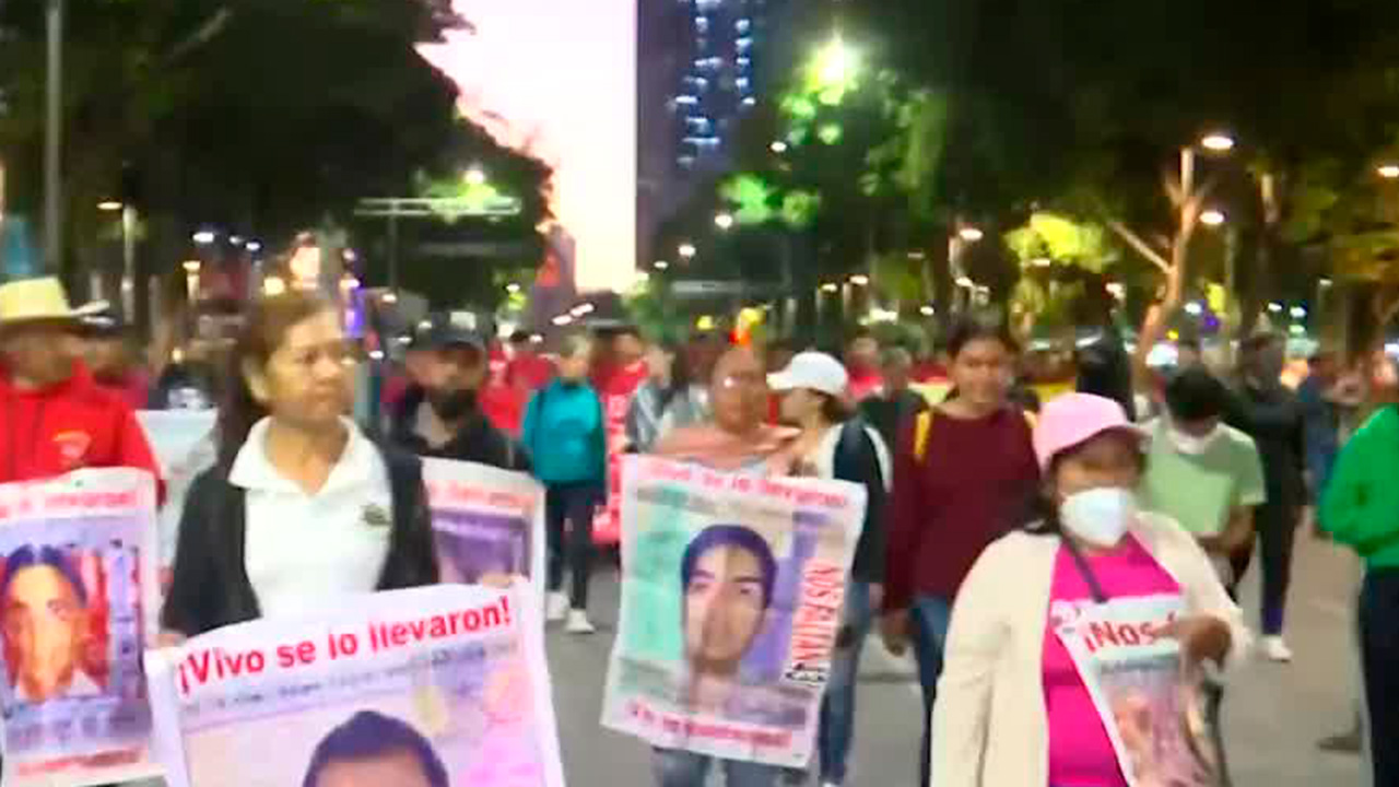 Padres de los 43 normalistas de Ayotzinapa marcha hacia el Antimonumento en CdMx