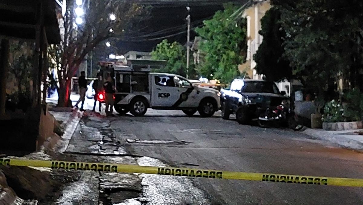 Personal del Servicio Médico Forense trasladó el cuerpo del joven al anfiteatro. Leyda Estrada