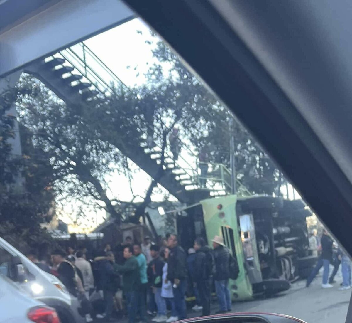 Volcadura de transporte público en autopista México-Cuernavaca. (Foto: @TlalpanVecinos)