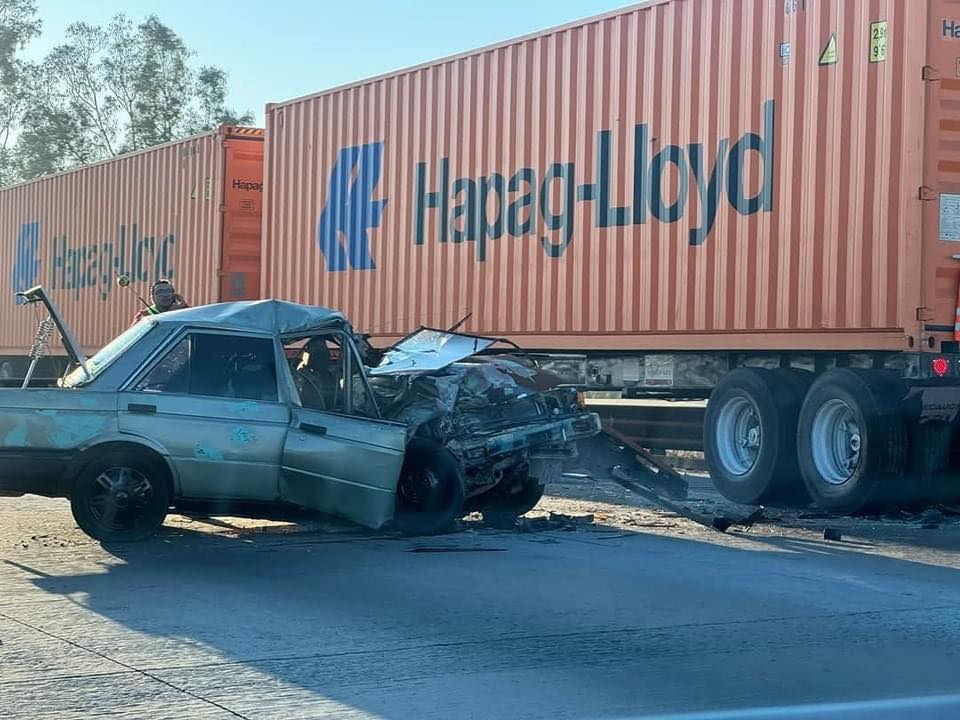 Auto impactó contra camión estacionado en la México-Querétaro.