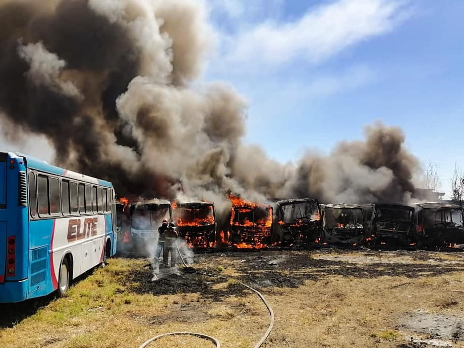 Bomberos controlan incendio en pensión de transporte público en Hidalgo