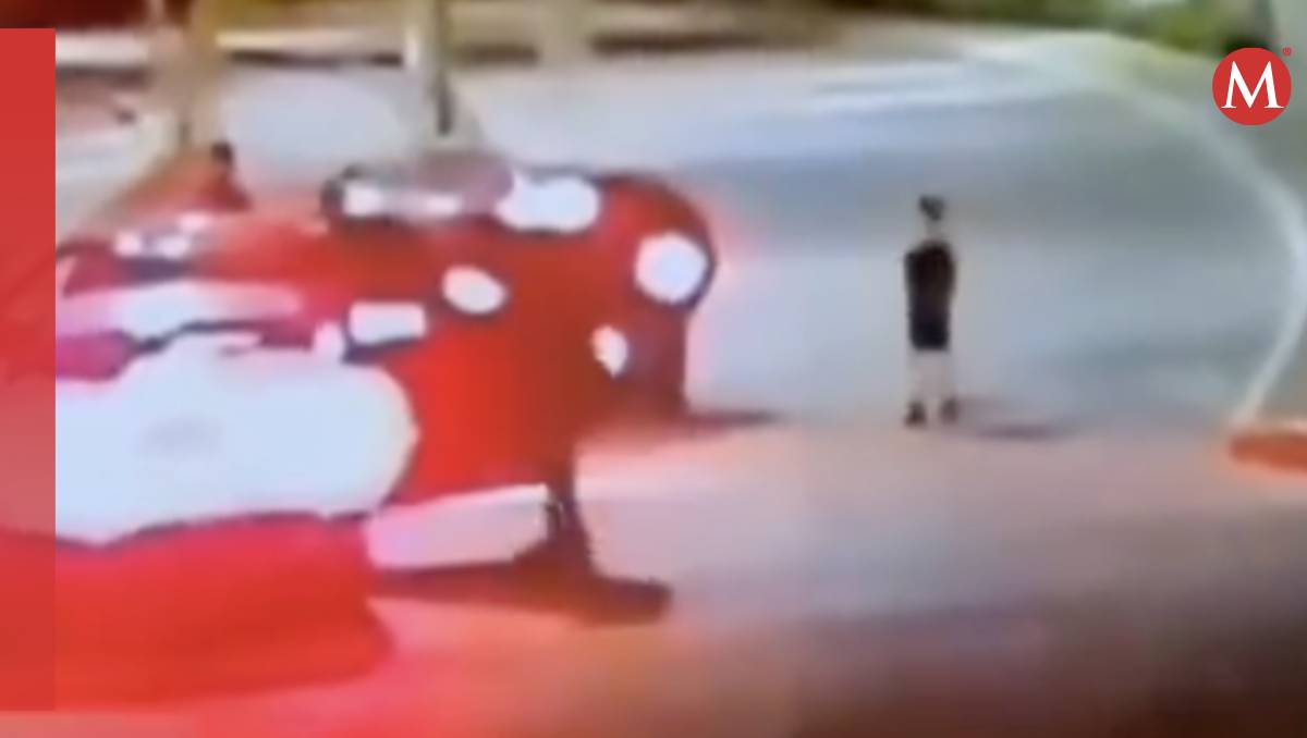 Una cámara de videovigilancia captó el momento en el que el menor defendió a sus padres (Captura de pantalla)