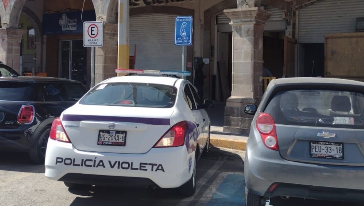 Captan patrulla estacionada en espacio reservado para mujeres embarazadas en Hidalgo