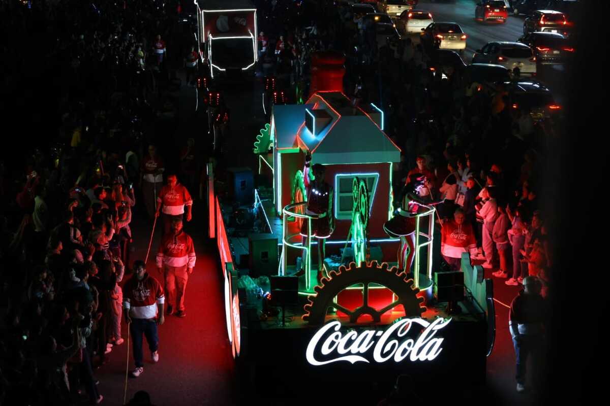 Las familias disfrutaron del colorido de la Caravana Coca-Cola 2024 (Rolando Riestra)